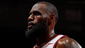 ATLANTA, GA - NOVEMBER 30: LeBron James #23 of the Cleveland Cavaliers reacts after their 121-114 win over the Atlanta Hawks at Philips Arena on November 30, 2017 in Atlanta, Georgia. NOTE TO USER: User expressly acknowledges and agrees that, by downloading and or using this photograph, User is consenting to the terms and conditions of the Getty Images License Agreement. Kevin C. Cox/Getty Images/AFP
== FOR NEWSPAPERS, INTERNET, TELCOS & TELEVISION USE ONLY ==