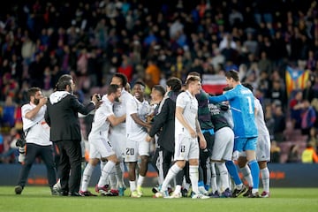 Los jugadores del Real Madrid celebran la clasificación para la final de Copa del Rey al terminar el encuentro.