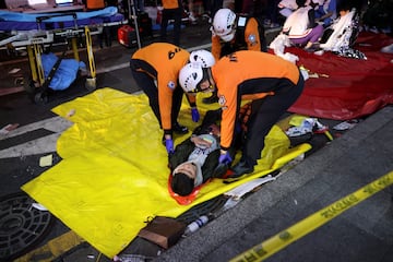 La avalancha en una zona de ocio de un barrio de Sel deja al menos 146 muertos y ms de un centenar de heridos. Segn la prensa surcoreana, las vctimas estaban celebrando Halloween y se quedaron atrapadas en un callejn. 