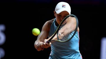 Ashleigh Barty devuelve una bola durante su partido ante Laura Siegemund en el Women&#039;s Tennis Grand Prix WTA 500 tournament de Stuttgart.