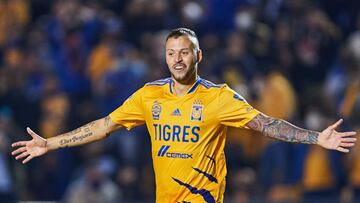 Nicolás López festeja un gol con los Tigres en contra de Chivas
