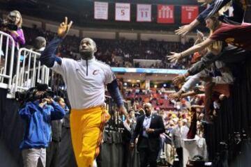 LeBron James, aclamado por el público de Columbus.