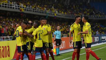 Colombia's Daniel Luna (L) celebrates with his teammates after scoring a goal against Paraguay during their South American under-20 first-round football match at the Pascual Guerrero stadium in Cali, Colombia, on January 19, 2022. (Photo by JOAQUIN SARMIENTO / AFP)