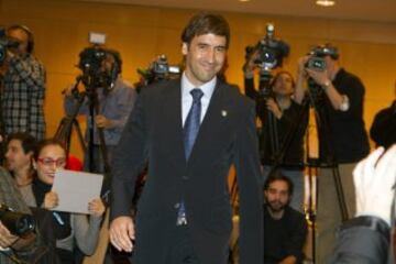 El jugador español Raúl, exReal Madrid, asiste a rueda de prensa durante su presentación como nuevo jugador del club estadounidense de fútbol New York Cosmos.