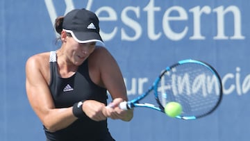 AME066. MASON (ESTADOS UNIDOS), 17/08/2022.- Garbiñe Muguruza de España sirve ante Elena Rybakina de Kazajstán hoy, durante la segunda ronda del Western and Southern Masters 2022, en el Lindner Family Tennis Center en Mason, Ohio (EEUU). EFE/ Mark Lyons
