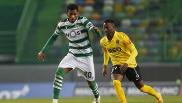 Soccer Football - Primeira Liga - Sporting CP v Rio Ave - Estadio Jose Alvalade, Lisbon, Portugal - January 15, 2021 Sporting CP&#039;s Gonzalo Plata in action with Rio Ave&#039;s Carlos Mane REUTERS/Pedro Nunes