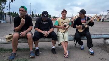 Manu Chao va a Villa Florito y canta en honor a Diego Armando Maradona