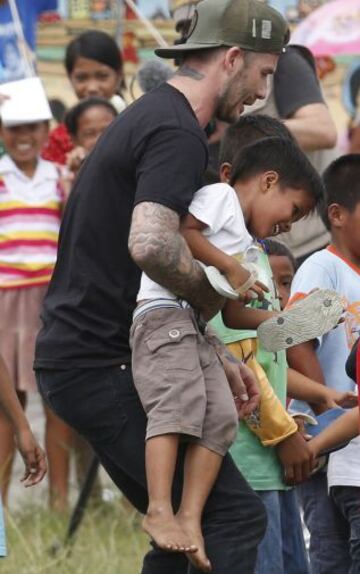 David Beckham, embajador de Buena Voluntad de Unicef, visitó un centro de evacuación en Filipinas tras el devastador tifón.