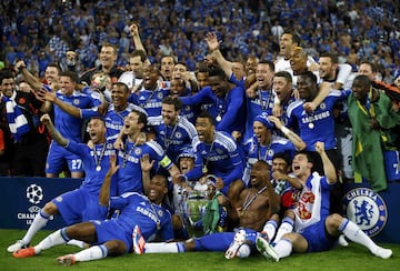 La plantilla del Chelsea 2011/12 celebra la Champions League lograda en Múnich.
