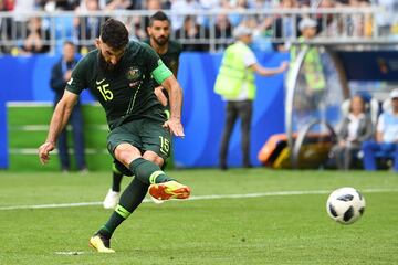 Dinamarca 1-1 Australia | Mateu Lahoz tiró de VAR para ver una mano dentro del área de Poulsen. El colegiado español tras comprobarlo señaló el punto de penalti. Jedinak fue el encargo de transformar el penalti y poner el 1-1 en el marcador. 