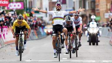 Julian Alaphilippe celebra antes de tiempo por delante de Primoz Roglic, Marc Hirschi y Tadej Pogacar en la Lieja-Basto&ntilde;a-Lieja 2020.