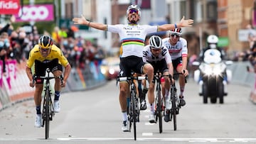 Julian Alaphilippe celebra antes de tiempo por delante de Primoz Roglic, Marc Hirschi y Tadej Pogacar en la Lieja-Bastoña-Lieja 2020.
