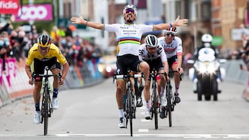 Julian Alaphilippe celebra antes de tiempo por delante de Primoz Roglic, Marc Hirschi y Tadej Pogacar en la Lieja-Basto&ntilde;a-Lieja 2020.