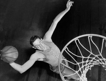 George Lawrence Mikan Jr. fue el primer pívot dominante de la NBA con sus 208 centímetros. Jugó toda su carrera, siete temporadas, en los Minnesota Lakers para cinco anillos. Era tan dominante, que la Liga tuvo que cambiar las reglas. Incluido en el Hall of Fame en 1959, disputó cuatro All Stars y promedió 23,1 puntos.