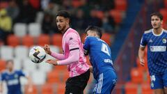 Chris Ramos peleando un balón frente al Burgos