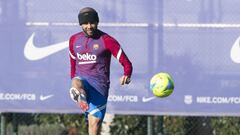 Dani Alves durante un entrenamiento con el Barcelona.