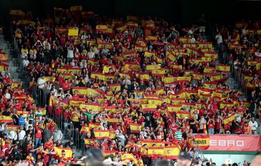 Aficionados españoles en el estadio Martínez Valero.