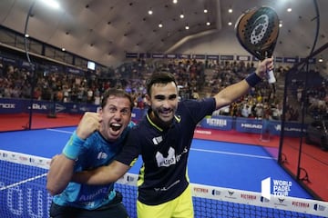 Paquito Navarro y Pablo Lima celebrando la victoria y el n&uacute;mero uno.