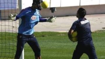 <b>SORPRENDENTE. </b>Álvarez lanza una pelota a la cara de De Gea, protegido con una careta.