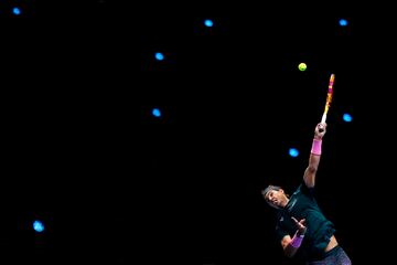 Rafael Nadal sirve durante un encuentro frente a Stefanos Tsitsipas en 2020 durante el ATP Finals (Nitto ATP Finals). 