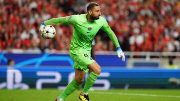 LISBON, PORTUGAL - OCTOBER 5: Gianluigi Donnarumma of Paris Saint-Germain in action during the Group H - UEFA Champions League match between SL Benfica and Paris Saint-Germain at Estadio da Luz on October 5, 2022 in Lisbon, Portugal. (Photo by Gualter Fatia/Getty Images)