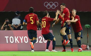 Los jugadores de España celebrando el gol de Rafa Mir que fuerza la prórroga