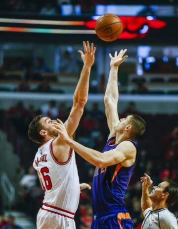 Pau Gasol disputa el balón con Alex Len.