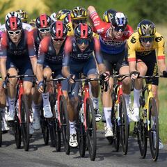 Egan completa la etapa 4 pese a una caída en el inicio