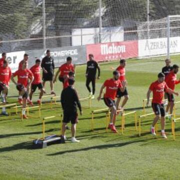 El Atlético se ejercitó ayer muy serio y concentrado. La plantilla es consciente de que hoy tienen que ganar para espantar sombras.