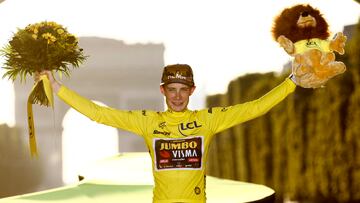 Jonas Vingegaard, equipo Jumbo Visma, con el maillot amarillo y ganador del Tour de Francia.