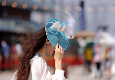 La Dubai World Cup 2024 comienza este sábado, 30 de marzo, en el hipódromo de Meydan en Dubai, Emiratos Árabes Unidos. Se repartirán 30.500.000 de dólares incluyendo los 12 millones de la prueba central. En sus alrededores pasean y disfrutan del evento los asistentes siempre presumiendo de sus mejores galas.