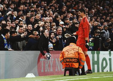 Un aficionado del club inglés se 'burla' del guardameta del Real Madrid, Thibaut Courtois, cuando este intentaba recoger el esférico para sacar de portería.