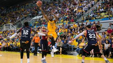 Bo McCalebb pasa durante el partido entre el Herbalife Gran Canaria y el Baskonia.