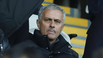 Jos&eacute; Mourinho vio desde el palco el partido contra el Swansea por sanci&oacute;n.