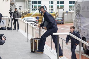 Courtois llegando al hotel en Manchester. 