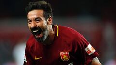 Ezequiel Lavezzi celebra uno de sus goles con Hebei CFFC.