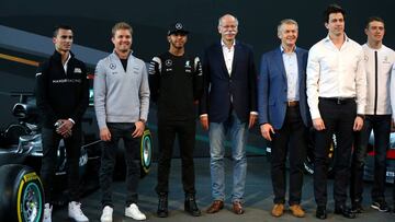 Wehrlein, junto a Rosberg y Hamilton en la presentaci&oacute;n de Mercedes en 2016.