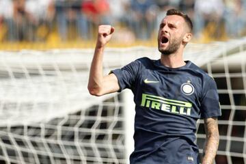 Inter Milan's Croatian midfielder Marcelo Brozovic celebrates after scoring against Benevento Calcio.