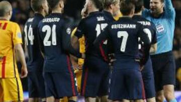 Alves e Iniesta ven la protesta de Torres y de sus compañeros tras la expulsión.