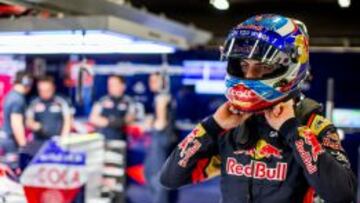 Max Verstappen en el box de Toro Rosso durante los test de Barcelona.