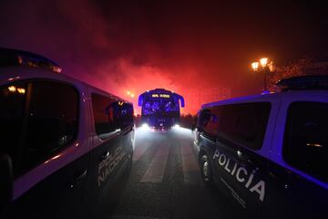 Gran expectación en la llegada del autobús del Real Oviedo al estadio Carlos Tartiere para medirse al Sporting de Gijón en la decimocuarta jornada de la Liga 1|2|3. 