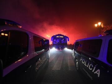 Gran expectación en la llegada del autobús del Real Oviedo al estadio Carlos Tartiere para medirse al Sporting de Gijón en la decimocuarta jornada de la Liga 1|2|3. 