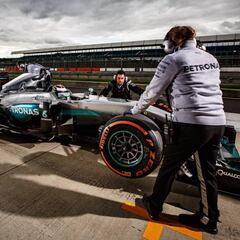 Así voló Lorenzo con el Mercedes de F1 en Silverstone