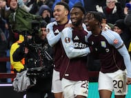 BIRMINGHAM (United Kingdom), 29/01/2026.- Jamaldeen Jimoh-Aloba (R) of Aston Villa celebrates with teammates after scoring the 3-2 goal during the UEFA Europa League match between Aston Villa and FC Salzburg, in Birmingham, Britain, 29 January 2026. (Reino Unido, Salzburgo) EFE/EPA/ADAM VAUGHAN