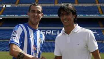 <b>PUESTA DE LARGO. </b>Urko Vera y Sergio Fernández, ayer, en la presentación del delantero.