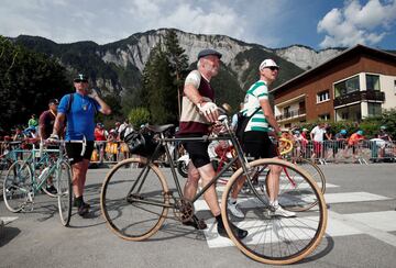 Exhibición de bicicletas antiguas durante la decimotercera etapa del Tour de Francia.