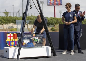 Andrés Iniesta y Susila Cruyff.