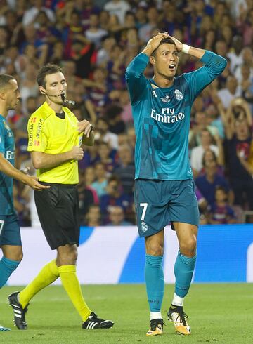El portugu¨¦s recibi¨® doble amarilla durante el partido de ida de la Supercopa de Espa?a. La primera fue por quitarse la camiseta en la celebraci¨®n de su gol, y la segunda, por fingir una falta, seg¨²n interpret¨® el ¨¢rbitro. Recibi¨® la mayor sanci¨®n de su carrera hasta la fecha, cinco partidos por empujar al colegiado De Burgos Bengoetxea.