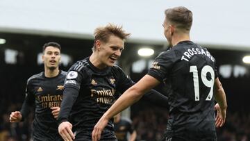 Los jugadores del Arsenal celebran el gol de Martin ?degaard contra el Fulham.