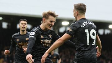 Los jugadores del Arsenal celebran el gol de Martin Ødegaard contra el Fulham.